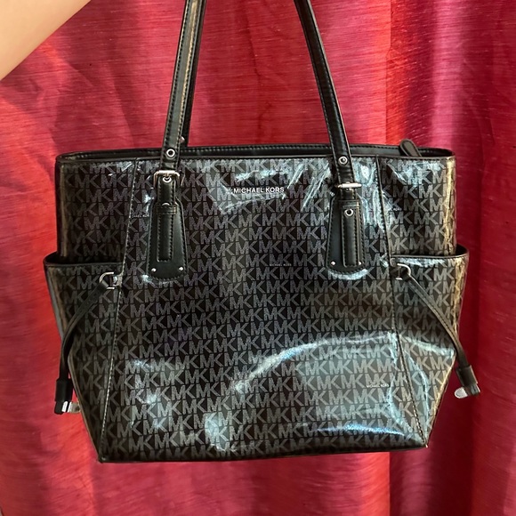 Micheal Kors East/West Voyager Glossy Tote - Picture 2 of 5